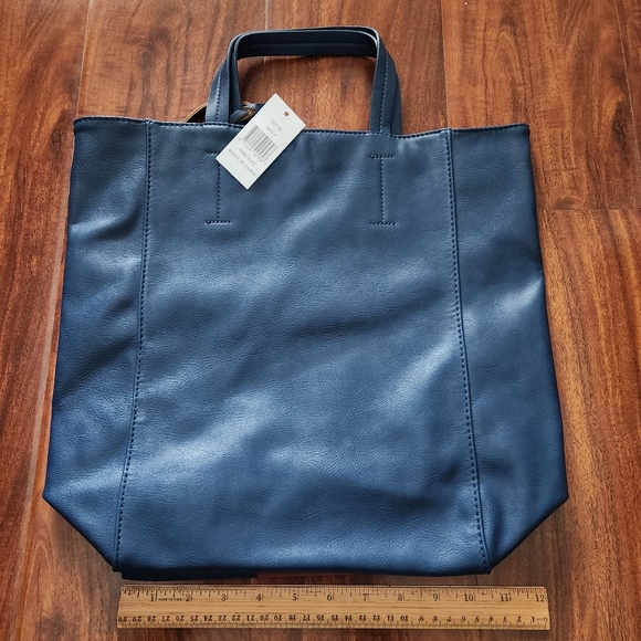 NIB casual tote bag with emblem - Picture 2 of 5